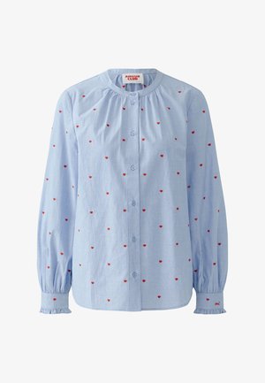 Hellblaue Bluse mit roten Herzmustern, rundem Ausschnitt, gerafften Schulternähten und Rüschen an den langen Ärmeln.