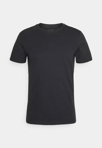 Camiseta de algodón negra con cuello redondo y mangas cortas. Textura suave, corte informal y sin patrones o gráficos visibles.