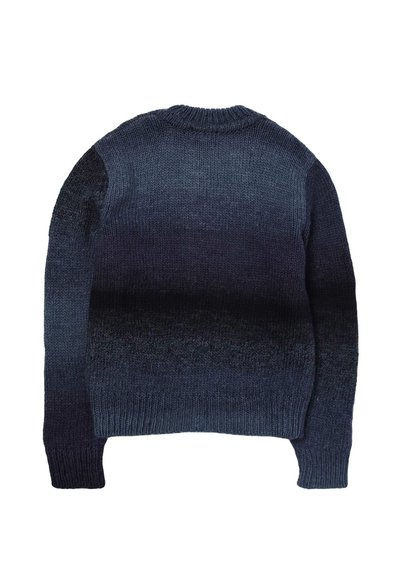 Maglione lavorato a maglia blu scuro con un gradiente che va dal chiaro allo scuro. Collo e polsini a coste, texture liscia e maniche lunghe.