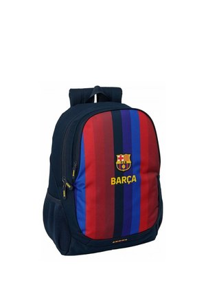 Plecak z czerwono-niebieskimi pionowymi paskami, herbem FC Barcelony, tekstem "BARÇA", czarnymi bocznymi siateczkowymi kieszeniami i kieszeniami na zamek.