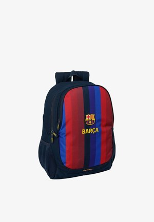 Plecak z czerwono-niebieskimi pionowymi paskami, herbem FC Barcelony, tekstem "BARÇA", czarnymi bocznymi siateczkowymi kieszeniami i kieszeniami na zamek.