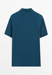 Tmavě tyrkysové polo tričko s krátkým rukávem a měkkým límcem, zobrazené zádní stranou na bílém pozadí.