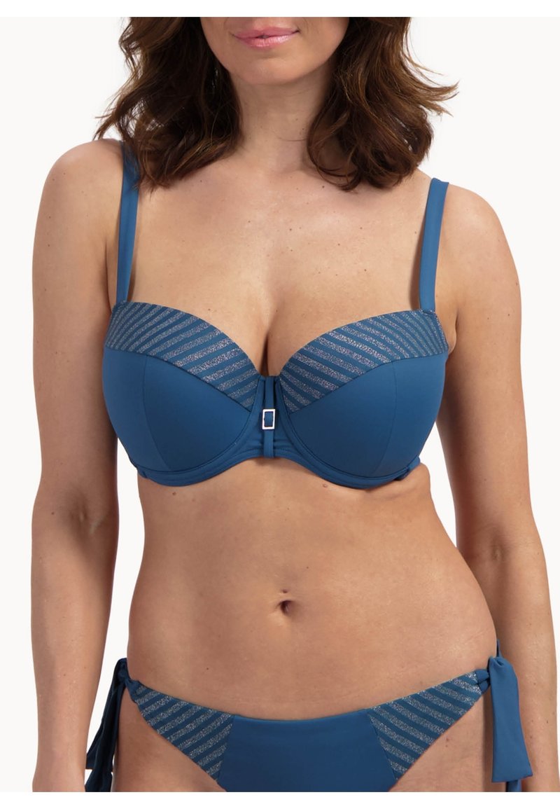 Blauwe bikini set met een gestructureerde beha met metalen gestreepte accenten en verstelbare bandjes, gecombineerd met een bijpassende onderkant met zijstrik.