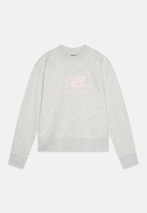 Hellgraues New Balance Sweatshirt mit langen Ärmeln und gerippten Bündchen, mit einem pinkfarbenen New Balance Logo und Schriftzug auf der Brust.