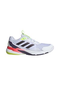 Białe sportowe buty z teksturowaną siateczką, zielonymi i różowymi akcentami, czarnym logo z trzema paskami oraz gumową podeszwą z bieżnikiem wielokierunkowym.