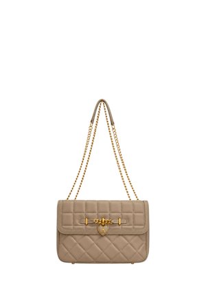 Borsa beige trapuntata con tracolla a catena dorata e ciondolo dorato a forma di cuore sulla chiusura della patta anteriore.