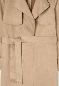 Cappotto in suede beige con colletto a revers, maniche lunghe e una cintura in vita. Presenta una texture liscia e tasche frontali piatte.