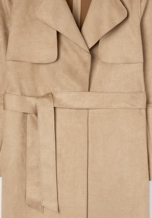 Cappotto in suede beige con colletto a revers, maniche lunghe e una cintura in vita. Presenta una texture liscia e tasche frontali piatte.