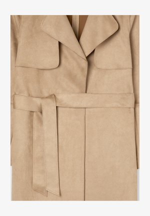 Cappotto in suede beige con colletto a revers, maniche lunghe e una cintura in vita. Presenta una texture liscia e tasche frontali piatte.