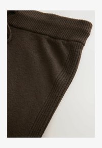 Sélectionné, chocolate brown