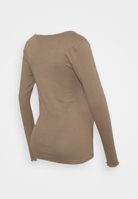 Camisola de manga longa castanha, feita de um tecido macio, com decote arredondado e punhos ligeiramente desfiados, com um corte ajustado.