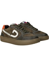 Bruine suède sneakers met een wit logo, getextureerde accenten en een oranje hak. Vetersluiting en rubberen zool zichtbaar.