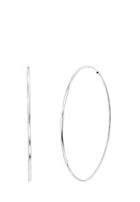 Zilveren creolen met een gladde, gepolijste afwerking, met een eenvoudig cirkelvormig ontwerp en een dunne profiel, wat een minimalistische uitstraling biedt.