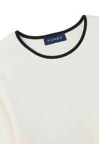 Top bianco con scollatura a coste nera, caratterizzato da un'etichetta con la scritta "PIOMBO". Il tessuto appare liscio e ha una vestibilità strutturata.