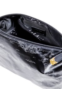 Pochette cosmetica nera con finitura lucida, caratterizzata da un design mappa all'interno. Chiusura con zip e dettagli in hardware dorato.