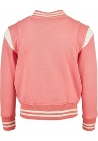 Rosa sweatshirt med rund krage, vita axeldetaljer och randiga ribbade muddar och nederkant. Slät textur och avslappnad design.