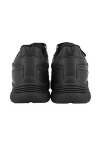 Scarpe atletiche nere con tomaia in pelle liscia, colletto imbottito e suola in gomma testurizzata; presentano cuciture minime e una cintura funzionale.