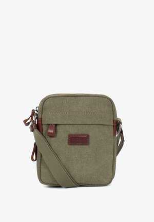 Petit sac bandoulière carré en toile vert olive avec sangle réglable, tirettes de fermeture éclair en cuir marron et écusson logo.