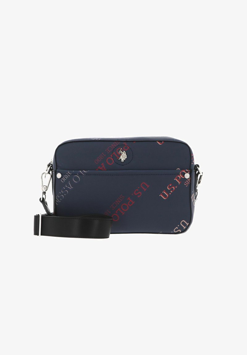 Sac en toile bleu marine slim avec texte rouge et blanc, comprenant un emblème logo argenté, une bandoulière noire réglable et une fermeture éclair.