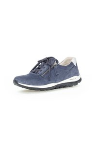 Blaue Wildledersneaker mit strukturierter Oberfläche, Frontschnürung, seitlichem Reißverschluss und weißem Absatz. Verfügt über eine flexible schwarze Gummisohle.
