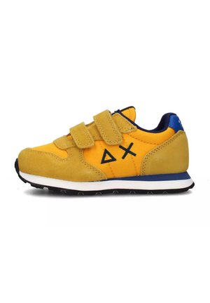 Sneakers gialli con tomaia in suede e tessuto, cinturini in velcro, accenti blu, suola in gomma nera, con logo a forma di triangolo.