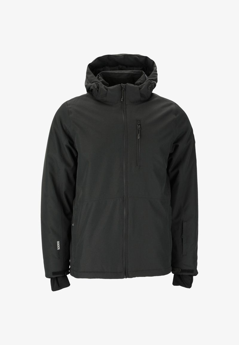 Chaqueta negra resistente al agua con capucha, cierre frontal con cremallera y bolsillo en el pecho. Presenta bolsillos laterales y puños ajustables. Textura suave.