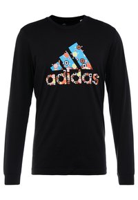 Schwarzes Langarmshirt mit einem bunten, gemusterten Adidas-Logo und Sportikonen auf blauem Hintergrund. Weiches Baumwollmaterial.