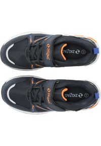 Scarpe sportive blu scuro con tomaia in rete, dettagli arancioni, cinturino in Velcro e suola bianca. Presenta un motivo a zigzag sui lati.