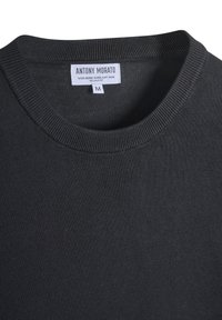 Tamno siva vuna mješavina pulover s okruglim izrezom, rebrastim ovratnikom i mekanom teksturom. Na oznaci stoji naziv brenda "ANTONY MORATO" i veličina "M."