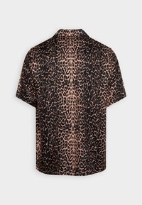 Lyhythihainen paita musta-beige leopardiprintti, jossa on rento istuvuus, kaulus ja sileä pinta kevyessä kankaassa.