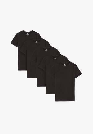 Cinco camisetas de algodón negras de manga corta y escote en V, con una textura suave y sin patrones o acentos visibles.