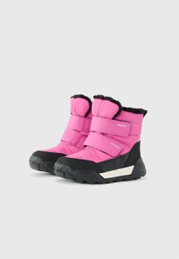 Bottes étanches roses avec des accents noirs, dotées d'une doublure en fourrure douce, de trois sangles Velcro ajustables et de semelles en caoutchouc texturé.