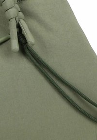 Tessuto verde oliva con superficie liscia; presenta una chiusura con cordoncino dotata di due fermagli grigi chiari; include dettagli intrecciati sul cordoncino.