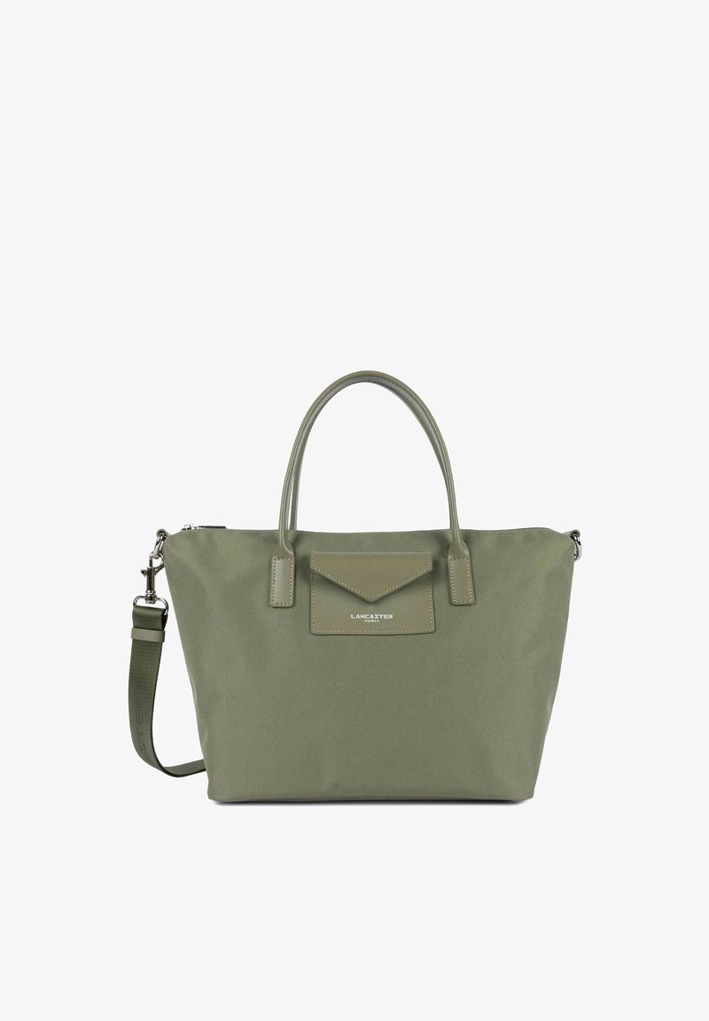 Sac fourre-tout vert olive avec double poignées, bandoulière amovible et poche avant à rabat embossée du logo "Lancaster Paris".