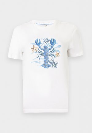Λευκό κοντομάνικο T-shirt με εκτυπωμένο μπλε αστακό, φύκια και δύο μικρά αστερίες στο κέντρο μπροστά.