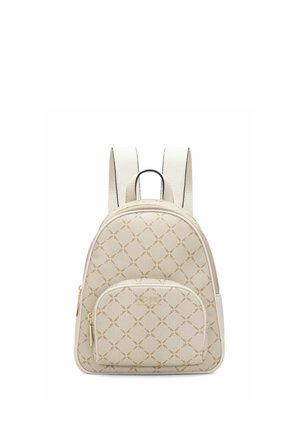 Beżowy plecak w wzory z przednią kieszenią na zamek, złotymi suwakami, podwójnymi regulowanymi paskami na ramiona oraz górnym uchwytem.