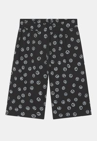 Černé kraťasy s celoplošným bílým vzorem mírového symbolu, elastický pas a volný střih, vyrobené z lehké tkaniny.