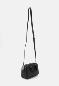 Borsa a tracolla nera in pelle sintetica con forma strutturata, finiture in oro, tracolla staccabile e manici superiori per opzioni di trasporto versatili.