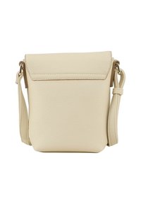 Kremowa skórzana torba crossbody o teksturowanym wykończeniu, prostokątnym kształcie, z klapą składana, regulowanym paskiem oraz subtelnymi detalami w postaci szwów.