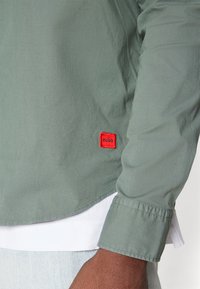 HUGO ERMO - Zakelijk overhemd - dark green