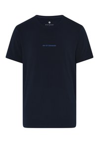 Mørkeblå bomulds t-shirt med rund hals og korte ærmer; har "JBS OF DENMARK" logo i lyseblå broderi på forsiden.