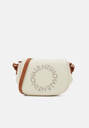 Sac bandoulière en simili cuir blanc cassé avec un design de logo circulaire perforé, doté d'une bandoulière en cuir marron et d'une fermeture à rabat.
