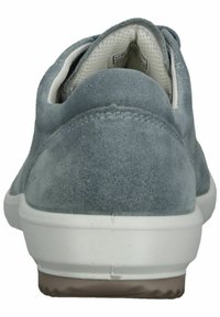 Sneaker en suède gris avec une forme arrondie, dotée d'une semelle en caoutchouc blanc et d'un talon arrondi, de détails de couture minimaux et d'un revêtement en maille.