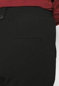 ONLY Carmakoma CARBETTY ANKEL SMOCK PANT - Calças - black