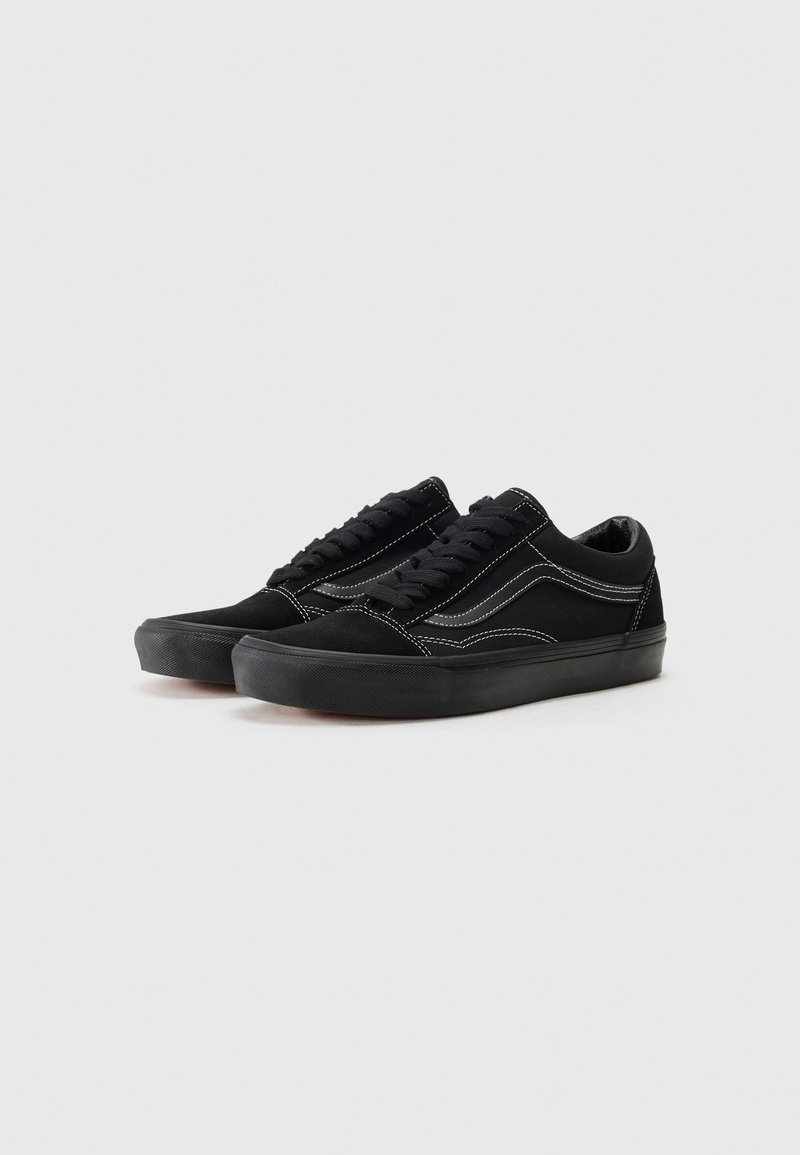 Czarne zamszowe sneakersy o niskiej cholewce. Posiadają białe przeszycia i teksturowaną gumową podeszwę. Sznurowana konstrukcja i zaokraglony czubek.