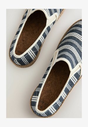 Blaue und weiße gestreifte Espadrilles mit einer gewebten Strohsohle und Korkeinlegesohle. Rutschdesign mit offenem Zehenbereich und elastischen Seitenelementen.