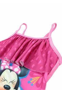 Maillot de bain pour enfant rose avec un haut à volants, des bretelles réglables et un motif d'un personnage avec un nœud à pois. Texture lisse, design ludique.