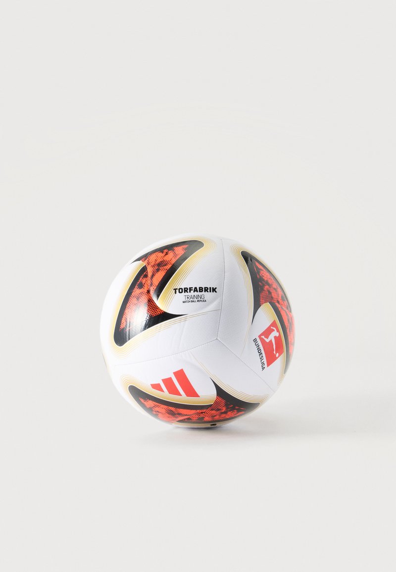 Μπάλα ποδοσφαίρου Adidas Torfabrik Bundesliga με κόκκινο, μαύρο και χρυσό μοτίβο σε λευκό φόντο, με εμφανή λογότυπα προπόνησης και πρωταθλήματος.