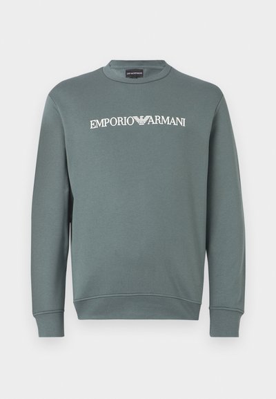 Zeleni pamukasti dukseric s kružnim izrezom i dugim rukavima, sa logotipom "EMPORIO ARMANI" otisnutim u bijeloj boji preko prsnog dijela.