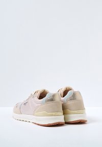 Ljust rosa sneakers i mesh-material, med beige mockadetaljer, ljusblå inslag och en texturerad gummisula. Snörda med en vadderad tunga.